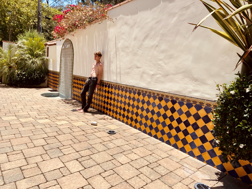 Clay Rodgers drops his 11 track psychedelic rock album ‘In the Hills of California’ flaunting a jazzy flavor