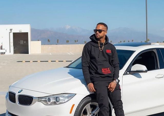 The latest single ‘In my zone’ by talented rapper Rob ILLis is a storm of groovy beats and skillful rhyming