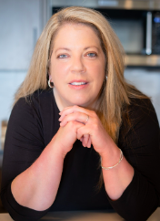 Tracey McElya, Recognized by BestAgents.us as a 2025 Top Agent